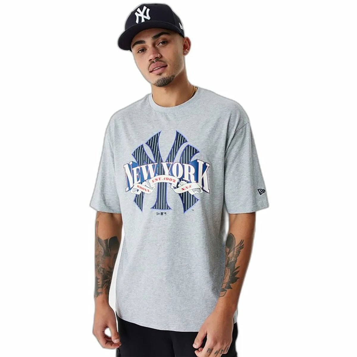 CAMISETA DE MANGA CORTA HOMBRE NEW ERA MLB ARCH GRAPHIC NEW YORK YANKEES GRIS CLARO